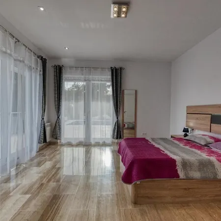 Sleeps 10 Pool Wifi Villa *