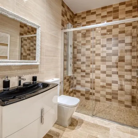 Villa Sleeps 10 Pool Wifi Lloret de Mar