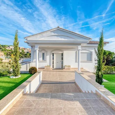 Villa Sleeps 10 Pool Wifi Lloret de Mar